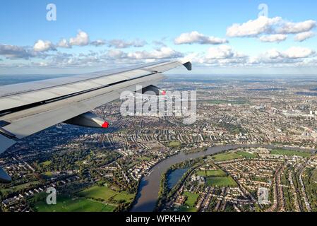 Une vue aérienne de l'ouest de Londres comme vu à partir d'un avion à réaction sur une trajectoire de vol à l'aéroport Heathrow, Angleterre , Royaume-Uni Banque D'Images