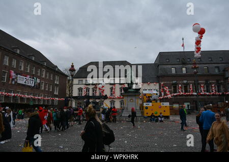 Jan Wellem monument équestre sur la Journée carnaval à Düsseldorf, Allemagne Banque D'Images