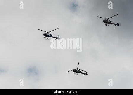 NIS, Serbie - 10 mai 2019 : Défilé d'Air Réunion à Nis, Serbie - hélicoptères volant en formation de trois. Banque D'Images