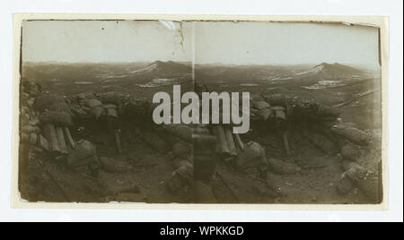 À la recherche de la Fédération de tranchées plus fort no 2 à Taikozan pendant le siège -- Port Arthur Banque D'Images