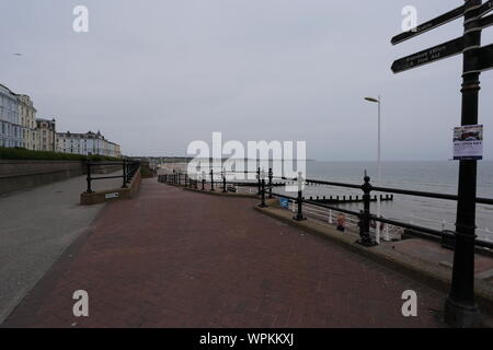 Afficher le nord le long de la promenade de la plage adjacente au nord de Bridlington Banque D'Images