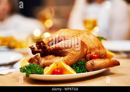 Fête de la famille de grâce. L'accent sur la table et de la vaisselle Banque D'Images
