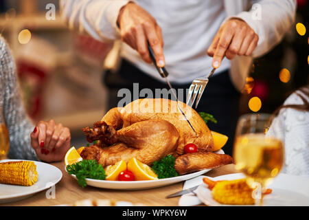 Fête de la famille de grâce. L'accent sur la table et de la vaisselle Banque D'Images