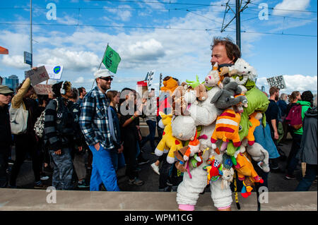 Rotterdam, Pays-Bas. 05Th Sep 2019. Un homme portant des animaux est perçu au cours de la manifestation.Lors du fameux port monde jours de Rotterdam, un climat manifestation était organisée par plusieurs organisations d'exiger que l'administration portuaire prend sa responsabilité pour la crise climatique. Selon les organisations impliquées dans la marche, le port de Rotterdam est responsable de 1/5e du total des émissions de CO2 dans les Pays-Bas. Il y avait une forte présence policière où la manifestation était de passage à proximité du port Festival. Credit : SOPA/Alamy Images Limited Live News Banque D'Images