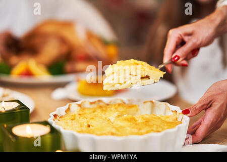 Fête de la famille de grâce. L'accent sur la table et de la vaisselle Banque D'Images
