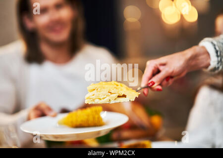 Fête de la famille de grâce. L'accent sur la table et de la vaisselle Banque D'Images