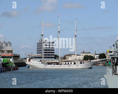 Le grand voilier SV Minerva les manœuvres en Great Yarmouth (Norfolk) port en tant qu'il tourne à partir en mer avec un voyage au cours de la 2019 Festival maritime. Banque D'Images