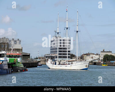 Le grand voilier SV Minerva les manœuvres en Great Yarmouth (Norfolk) port en tant qu'il tourne à partir en mer avec un voyage au cours de la 2019 Festival maritime. Banque D'Images