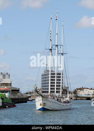 Le grand voilier SV Minerva les manœuvres en Great Yarmouth (Norfolk) port en tant qu'il tourne à partir en mer avec un voyage au cours de la 2019 Festival maritime. Banque D'Images