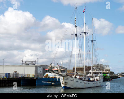 Le grand voilier SV Minerva les manœuvres en Great Yarmouth (Norfolk) port en tant qu'il tourne à partir en mer avec un voyage au cours de la 2019 Festival maritime. Banque D'Images