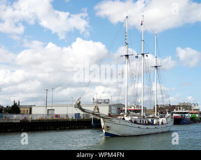 Le grand voilier SV Minerva les manœuvres en Great Yarmouth (Norfolk) port en tant qu'il tourne à partir en mer avec un voyage au cours de la 2019 Festival maritime. Banque D'Images