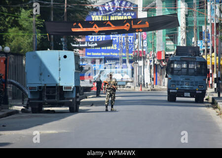 Cachemire, Inde. 09Th Sep 2019. Un soldat monte la garde paramilitaire pendant la procession.compétentes dans les parties de Srinagar, imposé des restrictions strictes pour empêcher les chiites de participer à Mouharram procession. Muharram est un mois de deuil national en souvenir du martyre de l'Imam Hussein, le petit-fils du prophète Mohammed (PSL). Credit : SOPA/Alamy Images Limited Live News Banque D'Images