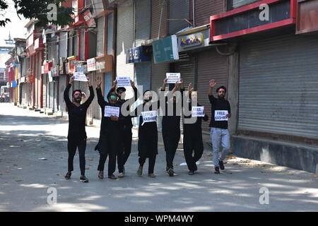 Cachemire, Inde. 09Th Sep 2019. Cachemire Musulmans chiites tenir des pancartes pendant la procession.compétentes dans les parties de Srinagar, imposé des restrictions strictes pour empêcher les chiites de participer à Mouharram procession. Muharram est un mois de deuil national en souvenir du martyre de l'Imam Hussein, le petit-fils du prophète Mohammed (PSL). Credit : SOPA/Alamy Images Limited Live News Banque D'Images