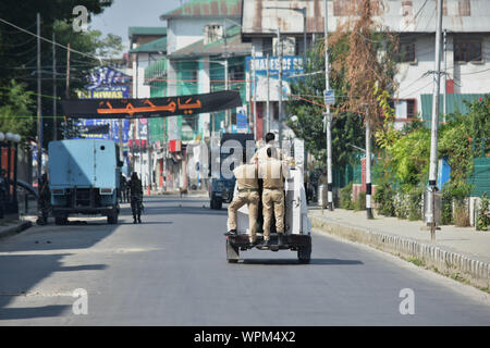 Cachemire, Inde. 09Th Sep 2019. Une patrouille des forces gouvernementales street pendant la procession.compétentes dans les parties de Srinagar, imposé des restrictions strictes pour empêcher les chiites de participer à Mouharram procession. Muharram est un mois de deuil national en souvenir du martyre de l'Imam Hussein, le petit-fils du prophète Mohammed (PSL). Credit : SOPA/Alamy Images Limited Live News Banque D'Images