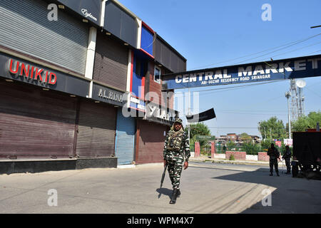 Cachemire, Inde. 09Th Sep 2019. Une des patrouilles paramilitaires trooper pendant la procession.compétentes dans les parties de Srinagar, imposé des restrictions strictes pour empêcher les chiites de participer à Mouharram procession. Muharram est un mois de deuil national en souvenir du martyre de l'Imam Hussein, le petit-fils du prophète Mohammed (PSL). Credit : SOPA/Alamy Images Limited Live News Banque D'Images