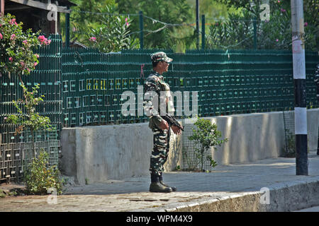 Cachemire, Inde. 09Th Sep 2019. Un soldat monte la garde paramilitaire pendant la procession.compétentes dans les parties de Srinagar, imposé des restrictions strictes pour empêcher les chiites de participer à Mouharram procession. Muharram est un mois de deuil national en souvenir du martyre de l'Imam Hussein, le petit-fils du prophète Mohammed (PSL). Credit : SOPA/Alamy Images Limited Live News Banque D'Images