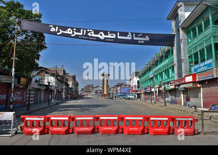 Cachemire, Inde. 09Th Sep 2019. Des barricades au milieu de la rue pendant la procession.compétentes dans les parties de Srinagar, imposé des restrictions strictes pour empêcher les chiites de participer à Mouharram procession. Muharram est un mois de deuil national en souvenir du martyre de l'Imam Hussein, le petit-fils du prophète Mohammed (PSL). Credit : SOPA/Alamy Images Limited Live News Banque D'Images