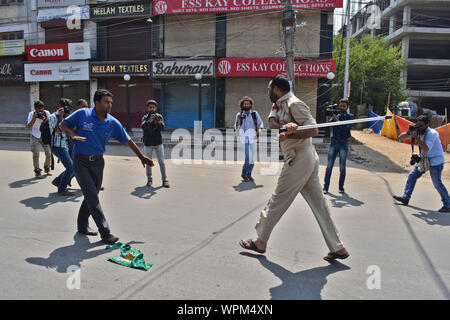 Cachemire, Inde. 09Th Sep 2019. Un policier tente de trouver un Cachemire endeuillé pendant la procession chiite.compétentes dans les parties de Srinagar, imposé des restrictions strictes pour empêcher les chiites de participer à Mouharram procession. Muharram est un mois de deuil national en souvenir du martyre de l'Imam Hussein, le petit-fils du prophète Mohammed (PSL). Credit : SOPA/Alamy Images Limited Live News Banque D'Images