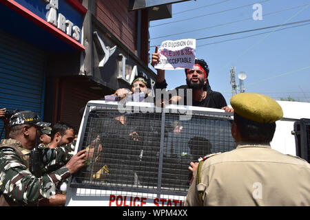 Cachemire, Inde. 09Th Sep 2019. Les forces gouvernementales détenir Cachemire pleureuses lors d'une procession chiite.compétentes dans les parties de Srinagar, imposé des restrictions strictes pour empêcher les chiites de participer à Mouharram procession. Muharram est un mois de deuil national en souvenir du martyre de l'Imam Hussein, le petit-fils du prophète Mohammed (PSL). Credit : SOPA/Alamy Images Limited Live News Banque D'Images