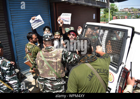 Cachemire, Inde. 09Th Sep 2019. Les forces gouvernementales détenir Cachemire pleureuses lors d'une procession chiite.compétentes dans les parties de Srinagar, imposé des restrictions strictes pour empêcher les chiites de participer à Mouharram procession. Muharram est un mois de deuil national en souvenir du martyre de l'Imam Hussein, le petit-fils du prophète Mohammed (PSL). Credit : SOPA/Alamy Images Limited Live News Banque D'Images