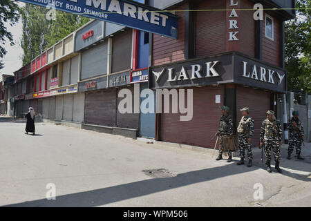 Cachemire, Inde. 09Th Sep 2019. Troopers paramilitaires montent la garde pendant la procession.compétentes dans les parties de Srinagar, imposé des restrictions strictes pour empêcher les chiites de participer à Mouharram procession. Muharram est un mois de deuil national en souvenir du martyre de l'Imam Hussein, le petit-fils du prophète Mohammed (PSL). Credit : SOPA/Alamy Images Limited Live News Banque D'Images