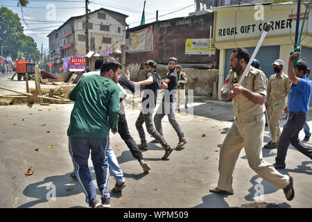 Cachemire, Inde. 09Th Sep 2019. Un policier tente substitution Cachemire en deuil pendant la procession chiite.compétentes dans les parties de Srinagar, imposé des restrictions strictes pour empêcher les chiites de participer à Mouharram procession. Muharram est un mois de deuil national en souvenir du martyre de l'Imam Hussein, le petit-fils du prophète Mohammed (PSL). Credit : SOPA/Alamy Images Limited Live News Banque D'Images