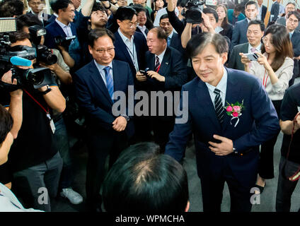 Kuk Cho, le 9 septembre 2019 : Corée du Sud de la nouvelle ministre de la Justice Kuk Cho (R) accueille le personnel du ministère au cours de sa cérémonie d'inauguration au bureau principal du ministère à Gwacheon, au sud de Séoul, Corée du Sud. Le président sud-coréen Moon Jae-In nommé Cho comme ministre de la justice lundi, soulignant la nécessité de poursuivre la réforme du gouvernement. Ancien assistant de la lune Cho est un architecte de la réforme du gouvernement libéral en matière de poursuites judiciaires, y compris la création d'une unité indépendante pour enquêter sur la corruption de hauts fonctionnaires du gouvernement et de la police l'octroi d'une plus grande autorité. (Manda Banque D'Images