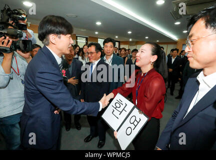 Kuk Cho, le 9 septembre 2019 : Corée du Sud de la nouvelle ministre de la Justice Kuk Cho (L) accueille le personnel du ministère au cours de sa cérémonie d'inauguration au bureau principal du ministère à Gwacheon, au sud de Séoul, Corée du Sud. Le président sud-coréen Moon Jae-In nommé Cho comme ministre de la justice lundi, soulignant la nécessité de poursuivre la réforme du gouvernement. Ancien assistant de la lune Cho est un architecte de la réforme du gouvernement libéral en matière de poursuites judiciaires, y compris la création d'une unité indépendante pour enquêter sur la corruption de hauts fonctionnaires du gouvernement et de la police l'octroi d'une plus grande autorité. (Manda Banque D'Images