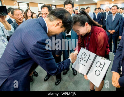 Kuk Cho, le 9 septembre 2019 : Corée du Sud de la nouvelle ministre de la Justice Kuk Cho (L) accueille le personnel du ministère au cours de sa cérémonie d'inauguration au bureau principal du ministère à Gwacheon, au sud de Séoul, Corée du Sud. Le président sud-coréen Moon Jae-In nommé Cho comme ministre de la justice lundi, soulignant la nécessité de poursuivre la réforme du gouvernement. Ancien assistant de la lune Cho est un architecte de la réforme du gouvernement libéral en matière de poursuites judiciaires, y compris la création d'une unité indépendante pour enquêter sur la corruption de hauts fonctionnaires du gouvernement et de la police l'octroi d'une plus grande autorité. (Manda Banque D'Images