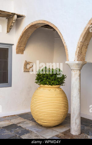 Cour du monastère dans la ville de Hydra Banque D'Images