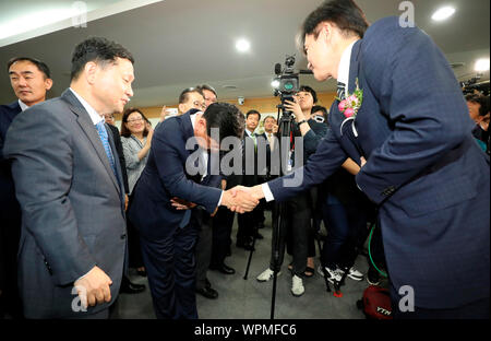 Kuk Cho, le 9 septembre 2019 : Corée du Sud de la nouvelle ministre de la Justice Kuk Cho (R) accueille le personnel du ministère au cours de sa cérémonie d'inauguration au bureau principal du ministère à Gwacheon, au sud de Séoul, Corée du Sud. Le président sud-coréen Moon Jae-In nommé Cho comme ministre de la justice lundi, soulignant la nécessité de poursuivre la réforme du gouvernement. Ancien assistant de la lune Cho est un architecte de la réforme du gouvernement libéral en matière de poursuites judiciaires, y compris la création d'une unité indépendante pour enquêter sur la corruption de hauts fonctionnaires du gouvernement et de la police l'octroi d'une plus grande autorité. (Manda Banque D'Images