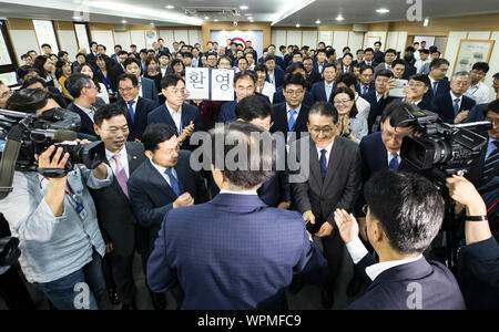 Kuk Cho, le 9 septembre 2019 : Corée du Sud de la nouvelle ministre de la Justice Kuk Cho avant (C) accueille le personnel du ministère au cours de sa cérémonie d'inauguration au bureau principal du ministère à Gwacheon, au sud de Séoul, Corée du Sud. Le président sud-coréen Moon Jae-In nommé Cho comme ministre de la justice lundi, soulignant la nécessité de poursuivre la réforme du gouvernement. Ancien assistant de la lune Cho est un architecte de la réforme du gouvernement libéral en matière de poursuites judiciaires, y compris la création d'une unité indépendante pour enquêter sur la corruption de hauts fonctionnaires du gouvernement et de la police l'octroi d'une plus grande autorité. Banque D'Images