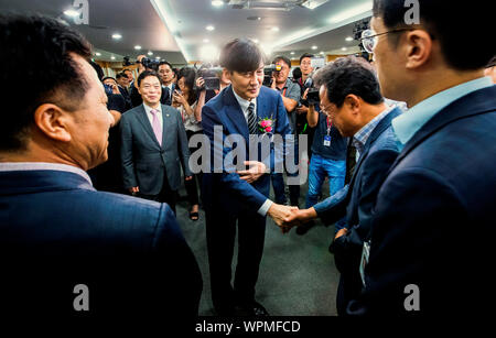 Kuk Cho, le 9 septembre 2019 : Corée du Sud de la nouvelle ministre de la Justice Kuk Cho (C) accueille le personnel du ministère au cours de sa cérémonie d'inauguration au bureau principal du ministère à Gwacheon, au sud de Séoul, Corée du Sud. Le président sud-coréen Moon Jae-In nommé Cho comme ministre de la justice lundi, soulignant la nécessité de poursuivre la réforme du gouvernement. Ancien assistant de la lune Cho est un architecte de la réforme du gouvernement libéral en matière de poursuites judiciaires, y compris la création d'une unité indépendante pour enquêter sur la corruption de hauts fonctionnaires du gouvernement et de la police l'octroi d'une plus grande autorité. (Manda Banque D'Images