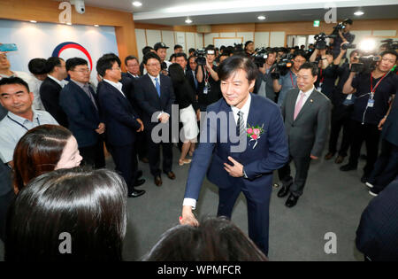 Kuk Cho, le 9 septembre 2019 : Corée du Sud de la nouvelle ministre de la Justice Kuk Cho (C) accueille le personnel du ministère au cours de sa cérémonie d'inauguration au bureau principal du ministère à Gwacheon, au sud de Séoul, Corée du Sud. Le président sud-coréen Moon Jae-In nommé Cho comme ministre de la justice lundi, soulignant la nécessité de poursuivre la réforme du gouvernement. Ancien assistant de la lune Cho est un architecte de la réforme du gouvernement libéral en matière de poursuites judiciaires, y compris la création d'une unité indépendante pour enquêter sur la corruption de hauts fonctionnaires du gouvernement et de la police l'octroi d'une plus grande autorité. (Manda Banque D'Images