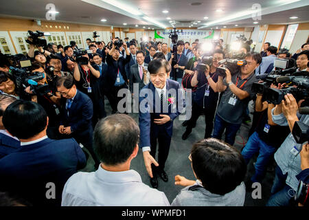 Kuk Cho, le 9 septembre 2019 : Corée du Sud de la nouvelle ministre de la Justice Kuk Cho (C) accueille le personnel du ministère au cours de sa cérémonie d'inauguration au bureau principal du ministère à Gwacheon, au sud de Séoul, Corée du Sud. Le président sud-coréen Moon Jae-In nommé Cho comme ministre de la justice lundi, soulignant la nécessité de poursuivre la réforme du gouvernement. Ancien assistant de la lune Cho est un architecte de la réforme du gouvernement libéral en matière de poursuites judiciaires, y compris la création d'une unité indépendante pour enquêter sur la corruption de hauts fonctionnaires du gouvernement et de la police l'octroi d'une plus grande autorité. (Manda Banque D'Images