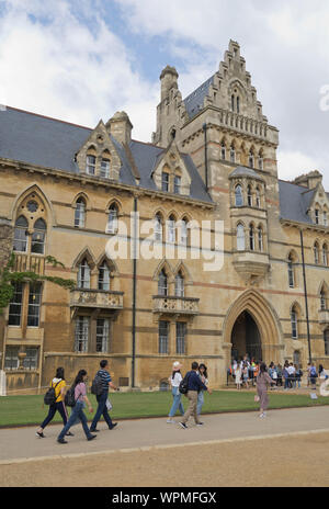 Ligne de futurs étudiants à la journée portes ouvertes au Christ Church College à l'Université de Oxford, Oxford, Angleterre, Royaume-Uni Banque D'Images