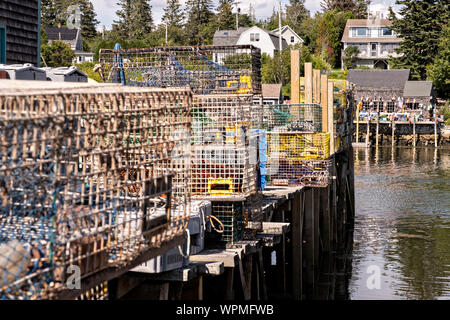 Les quais de homard et de l'embarcadère de haute empilée avec des pièges dans le pittoresque port de pêche de Port Clyde, dans le Maine. Banque D'Images