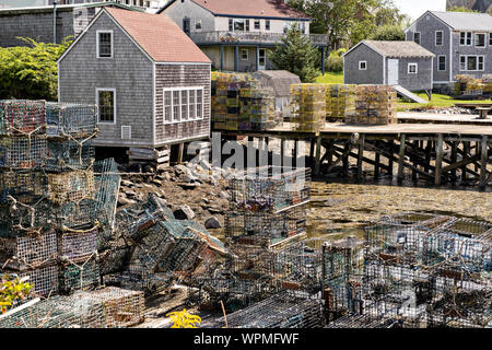 Les quais de homard et de l'embarcadère de haute empilée avec des pièges dans le pittoresque port de pêche de Port Clyde, dans le Maine. Banque D'Images