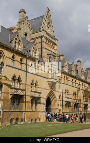 Ligne de futurs étudiants à la journée portes ouvertes au Christ Church College à l'Université de Oxford, Oxford, Angleterre, Royaume-Uni Banque D'Images