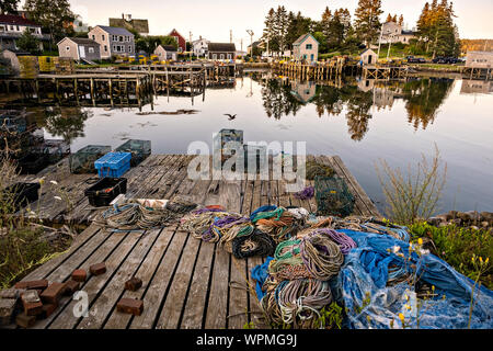 Les quais de homard et de l'embarcadère de haute empilée avec des pièges dans le pittoresque port de pêche de Port Clyde, dans le Maine. Banque D'Images