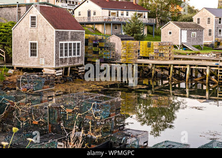 Les quais de homard et de l'embarcadère de haute empilée avec des pièges dans le pittoresque port de pêche de Port Clyde, dans le Maine. Banque D'Images