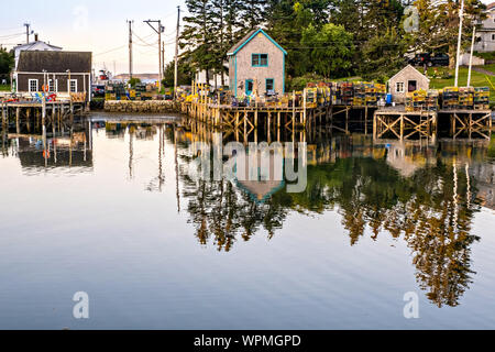 Les quais et jetées de l'homard empilées de pièges dans le pittoresque port de pêche de Port Clyde, dans le Maine. Banque D'Images