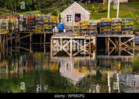 Les quais de homard et de l'embarcadère de haute empilée avec des pièges dans le pittoresque port de pêche de Port Clyde, dans le Maine. Banque D'Images