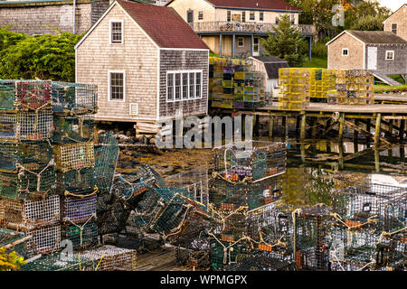 Les quais de homard et de l'embarcadère de haute empilée avec des pièges dans le pittoresque port de pêche de Port Clyde, dans le Maine. Banque D'Images