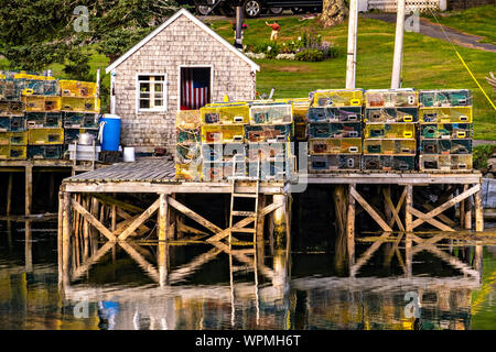 Les quais de homard et de l'embarcadère de haute empilée avec des pièges dans le pittoresque port de pêche de Port Clyde, dans le Maine. Banque D'Images