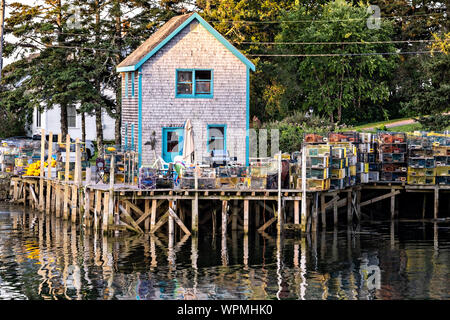 Les quais de homard et de l'embarcadère de haute empilée avec des pièges dans le pittoresque port de pêche de Port Clyde, dans le Maine. Banque D'Images