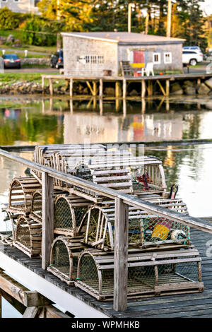 Les quais de homard et de l'embarcadère de haute empilée avec des pièges dans le pittoresque port de pêche de Port Clyde, dans le Maine. Banque D'Images