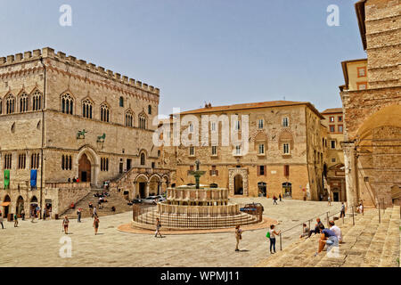 La Fontana Maggiore et la Galerie Nationale d'Umbriain la Piazza IV Novembre à Pérouse en Ombrie Province, l'Italie. Banque D'Images