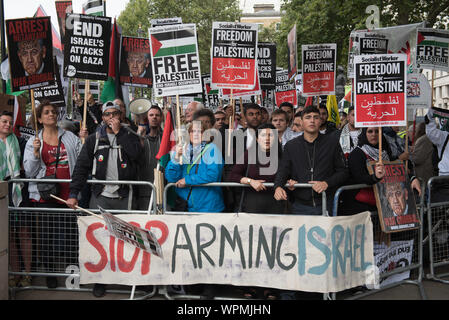 Whitehall, Londres, Royaume-Uni. 9 Septembre, 2015. Plusieurs centaines de manifestants pro et anti Israël se rassembler à Whitehall en face de Downing Street demo Banque D'Images