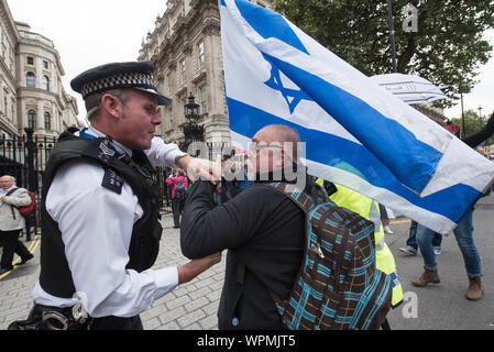 Whitehall, Londres, Royaume-Uni. 9 Septembre, 2015. Jusqu'à 1000 les deux manifestants pro et anti Israël se rassembler à Whitehall en face de Downing Street pour démontrer Banque D'Images